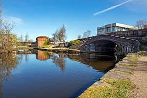 Rochdale Canal | Rochdale Changeline Bridge (60) adjoining Oldham Road Bridge (59A) | 22 April 2021